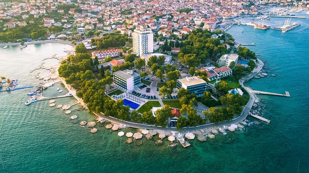 Kup grada Skradina — panoramski pogled na obalu i smještaj